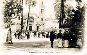 2248- Laghouat - Sortie de l'Eglise - 1905